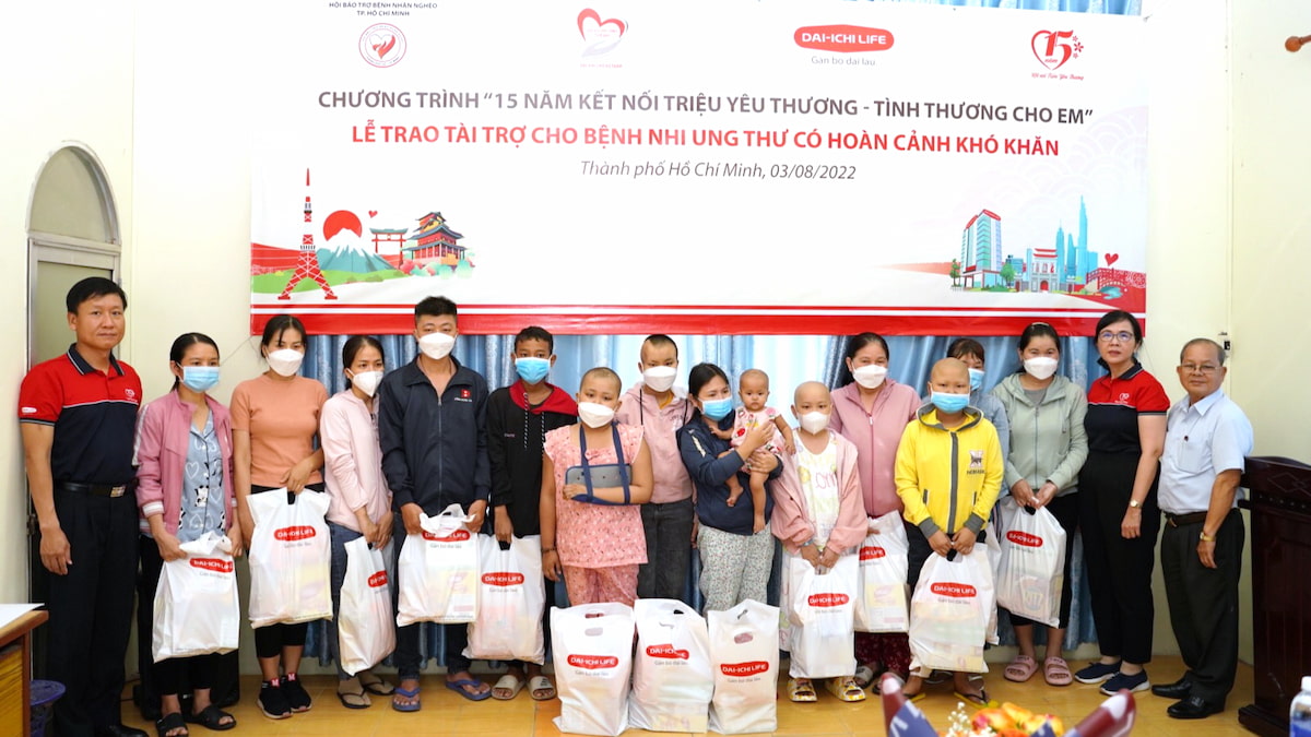 trao-qua-tre-em-ung-thu-hcm Ông Trần Đình Quân - Tổng Giám đốc Dai-ichi Life Việt Nam kiêm Chủ tịch Quỹ Vì cuộc sống tươi đẹp (bìa trái) trao tặng 22 suất hỗ trợ (gồm quà dinh dưỡng và tiền mặt) cho các bệnh nhi ung thư có hoàn cảnh khó khăn trên địa bàn TP. Hồ Chí Minh.